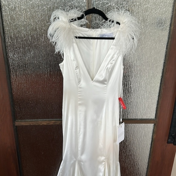 Mac Duggal
Feather Shoulder V-Neck Column Gown size 6 white NWT - Picture 11 of 15